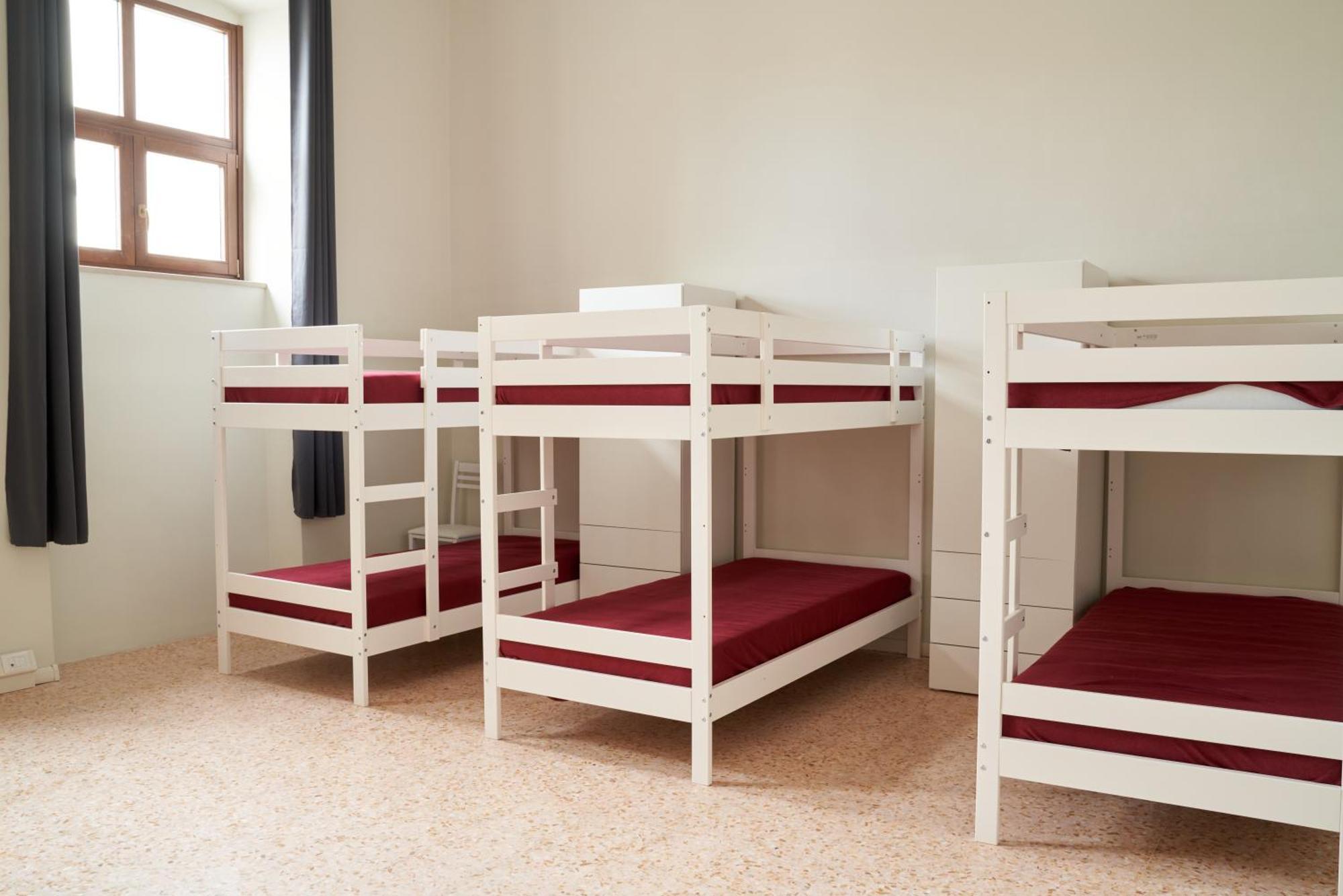 Hub Portanova Hostel Trani Exterior photo